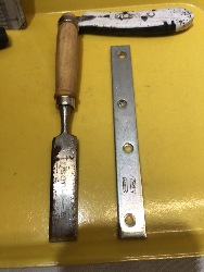 523045