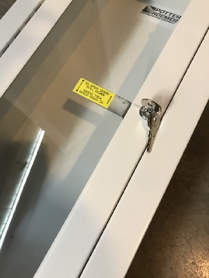 543882