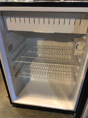543930