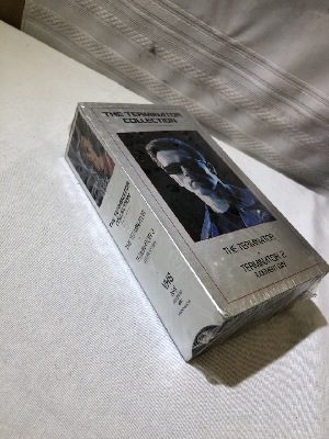 544318