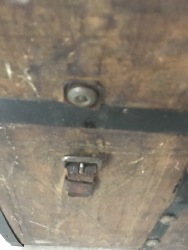 542873