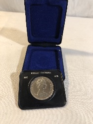 543700