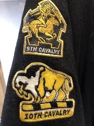 543966