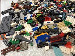 553877