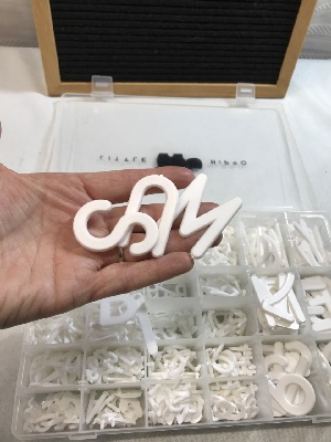 554383