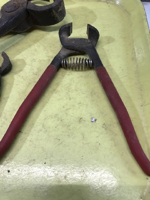 555690