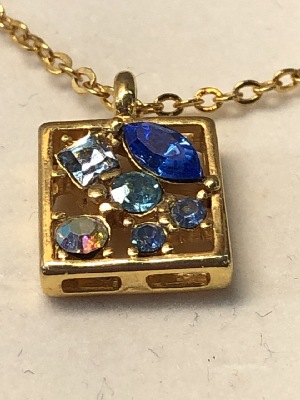 556100