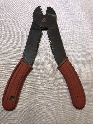 555837