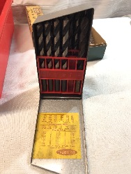 556043