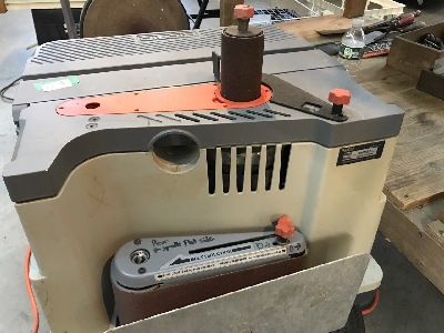 556933