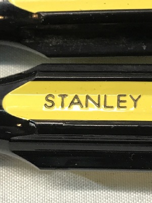 557128