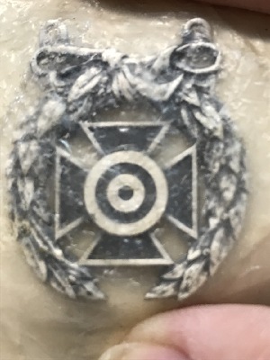 557305