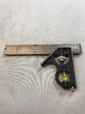 557438