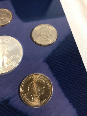557798