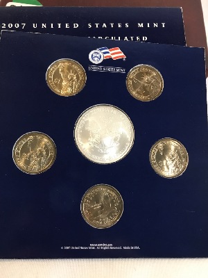 557799