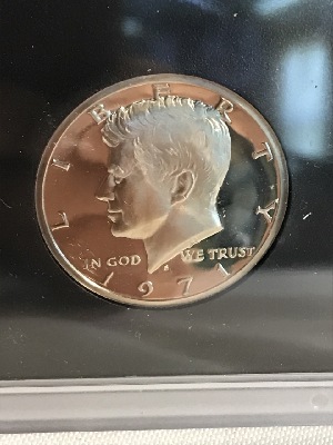 557810