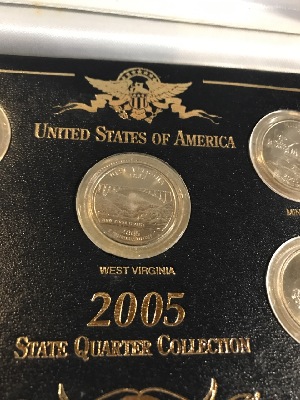 557827