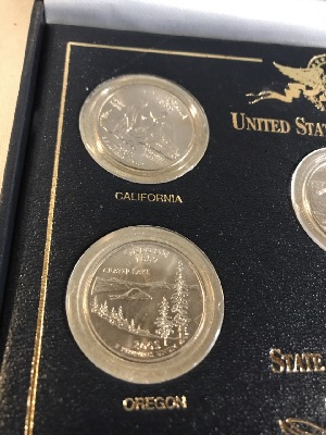 557828