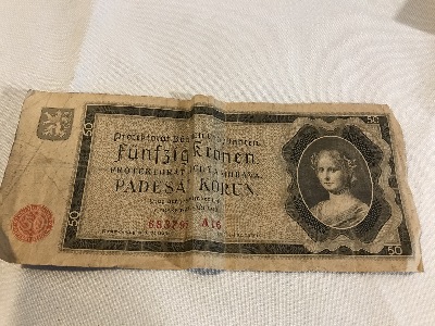 557880