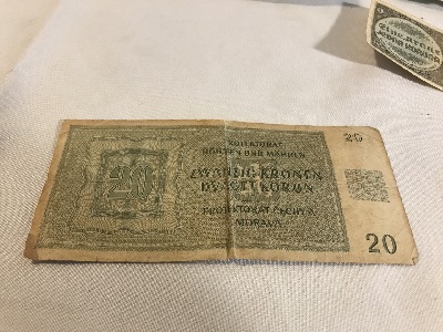 557883