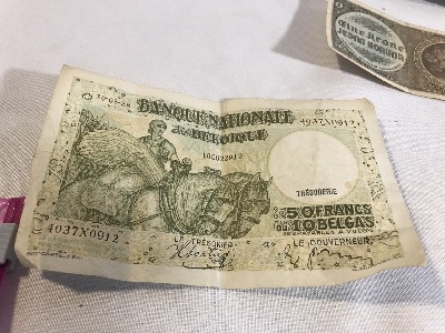 557884