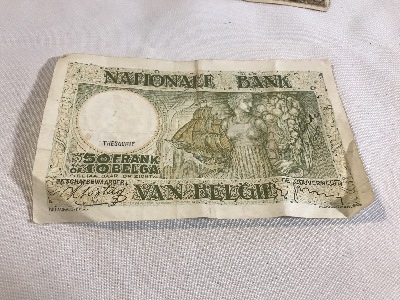557885