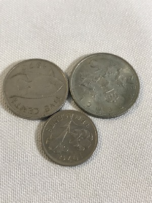 557927