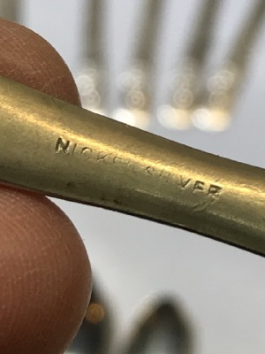558037