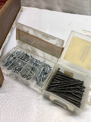 556743