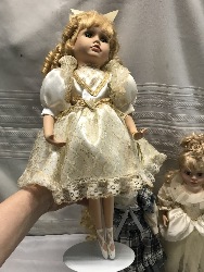 556817