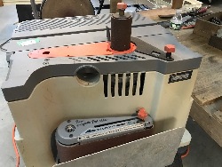 556933