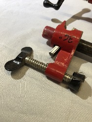 556953