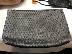 557027