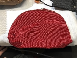 557028