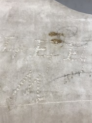557100