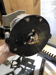 557127