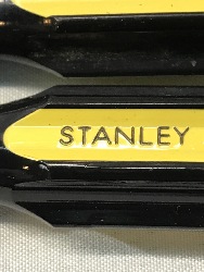 557128