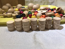 557272