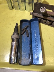 557381
