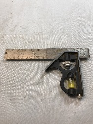 557438