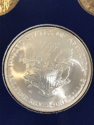 557793
