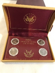 557800