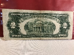 557858