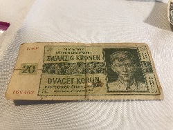 557882