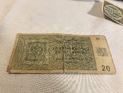557883