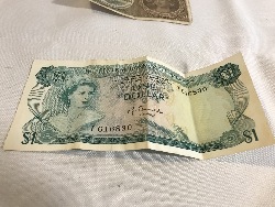 557886