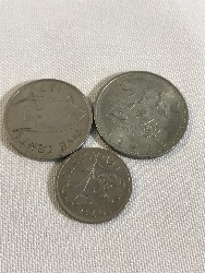 557927