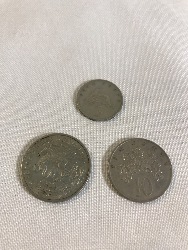 557928