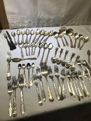 558025