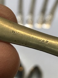 558037